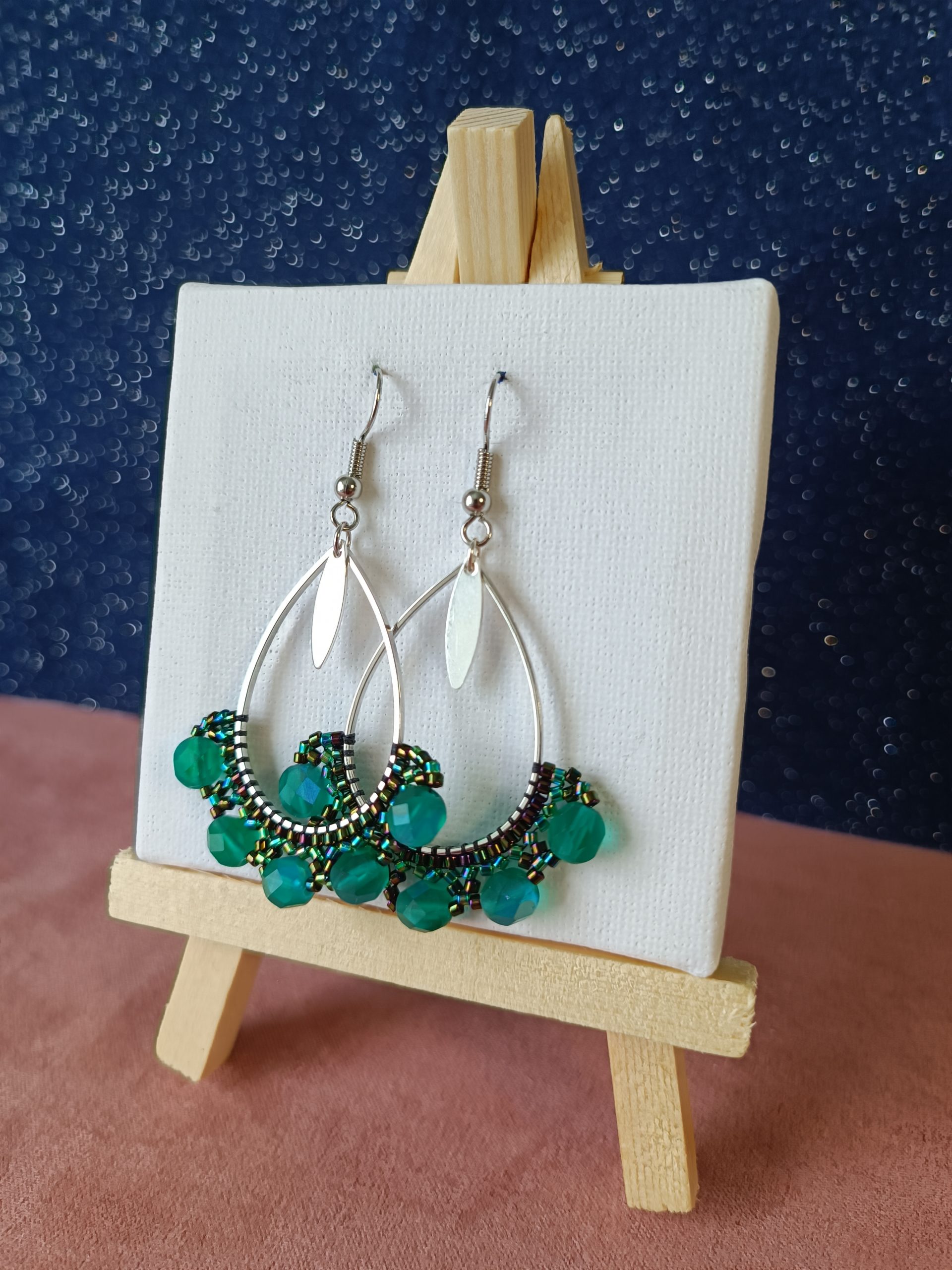 Boucles d’oreilles – Goutte argentée vert Emeraude