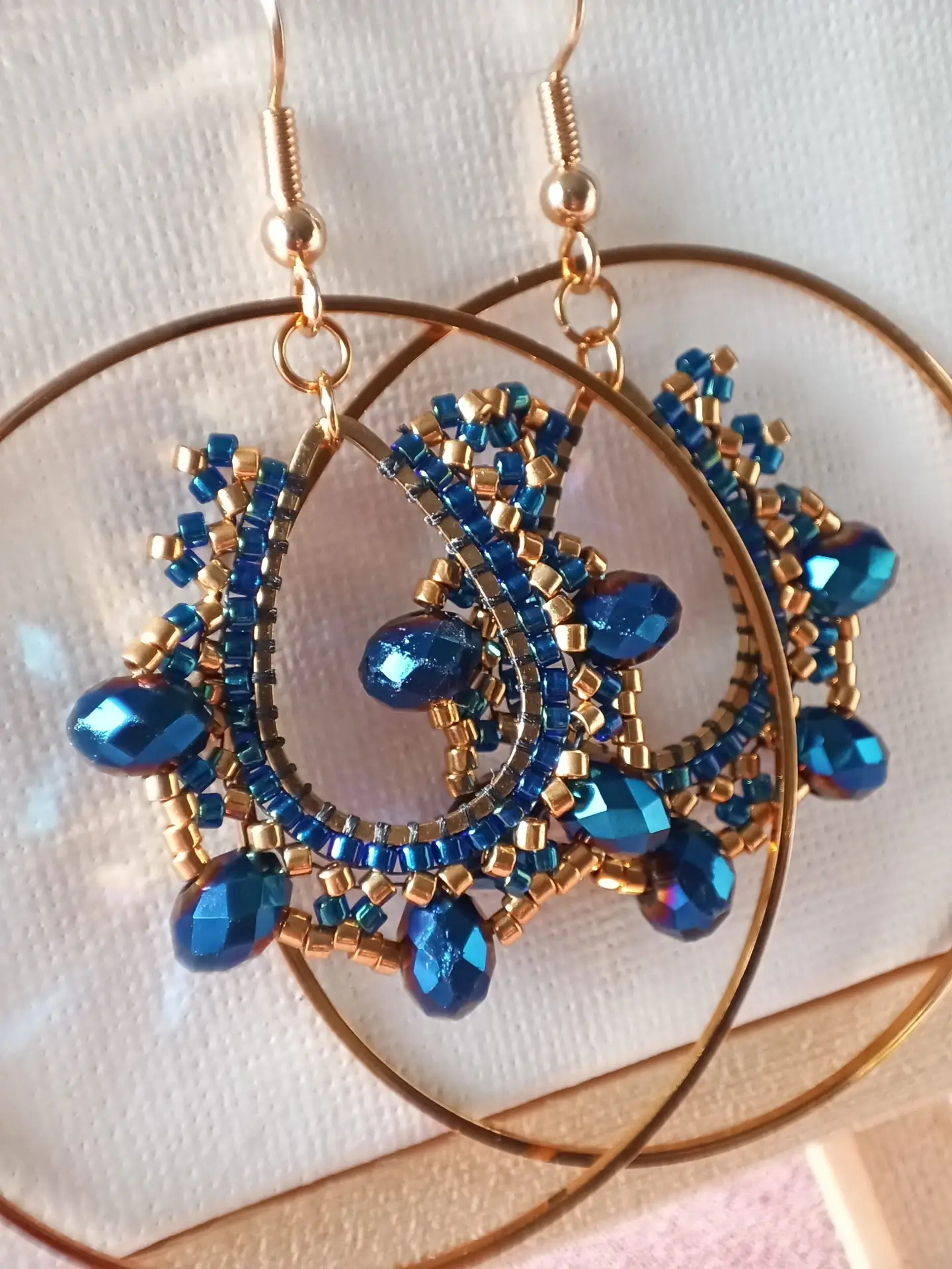 Boucles d’oreilles – Rond avec goutte pendentif Bleu doré – Image 2