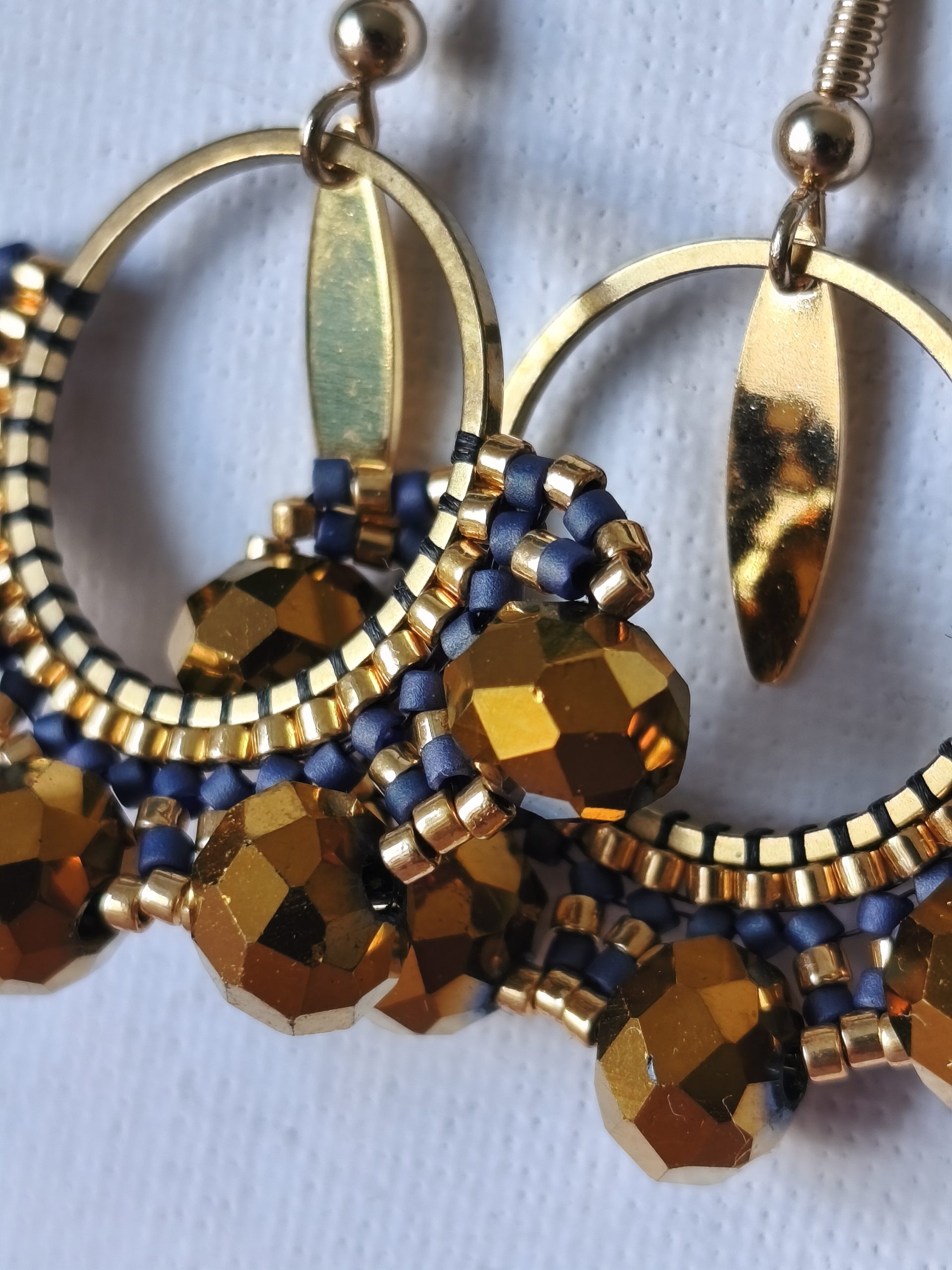 Boucles d’oreilles – Anneau 2cm doré et bleu – Image 2