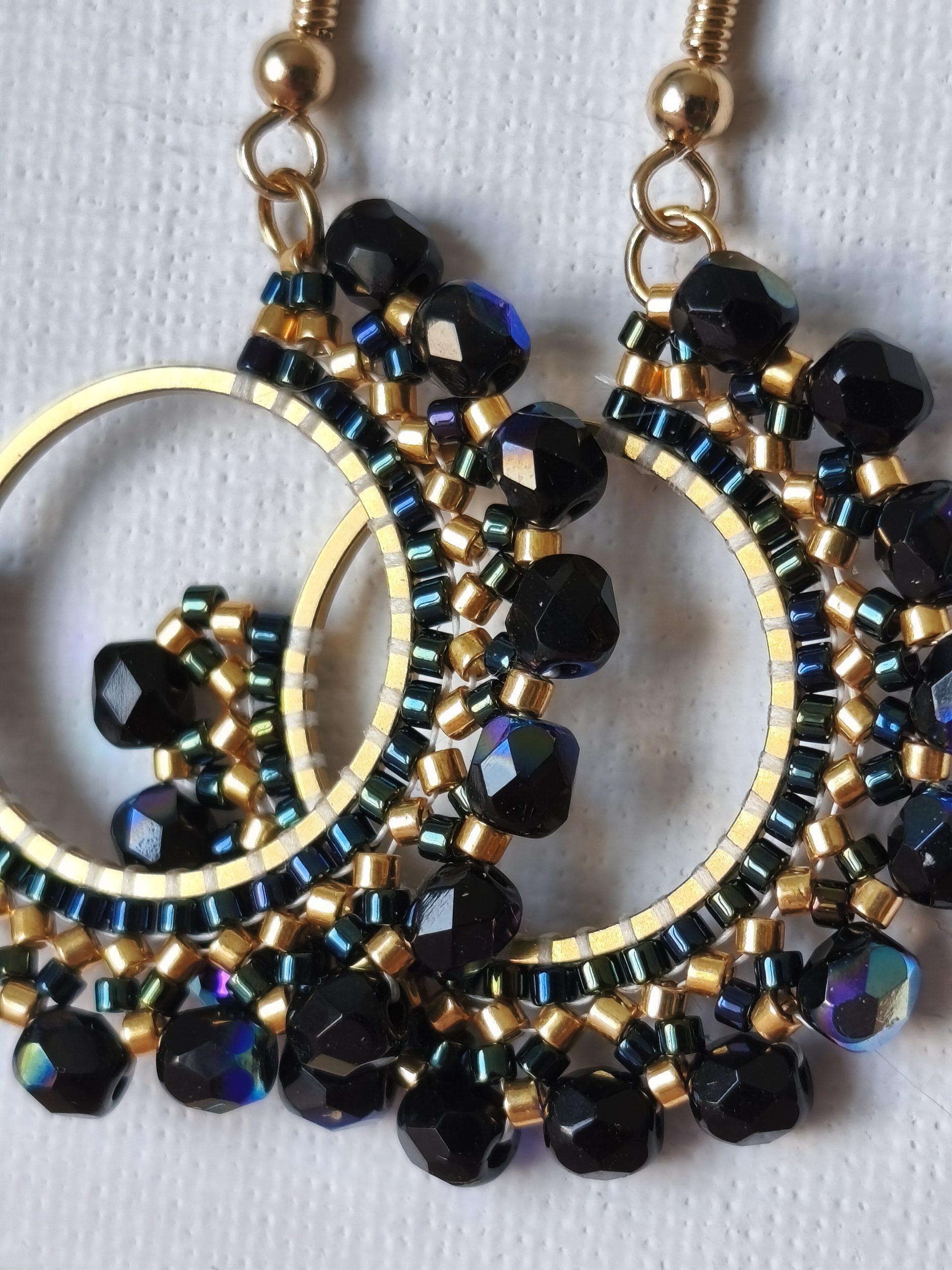 Boucles d’oreilles – Anneau 2cm doré et noir bleuté – Image 2
