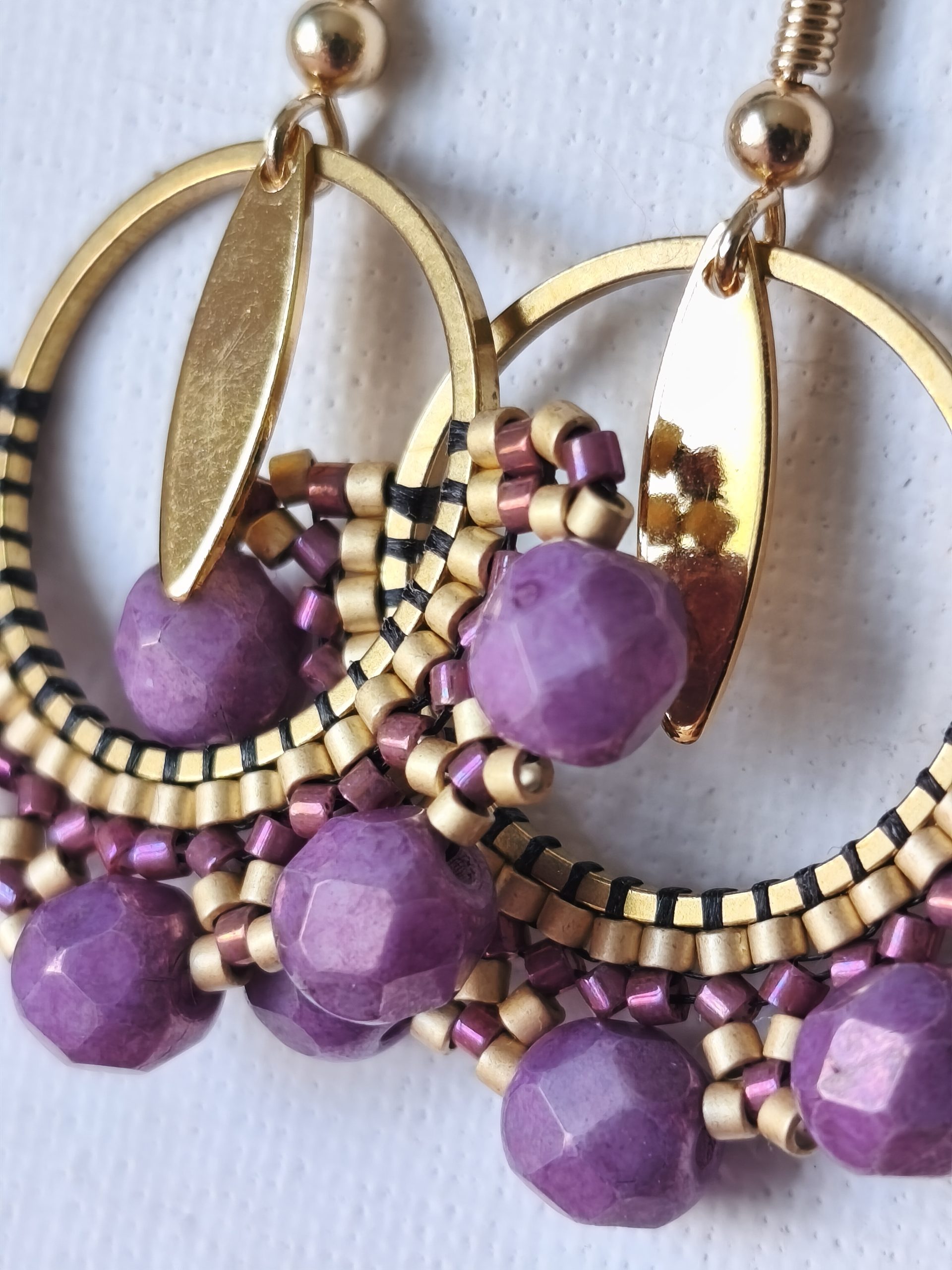 Boucles d’oreilles – Anneau 2cm doré et violet irisé – Image 2