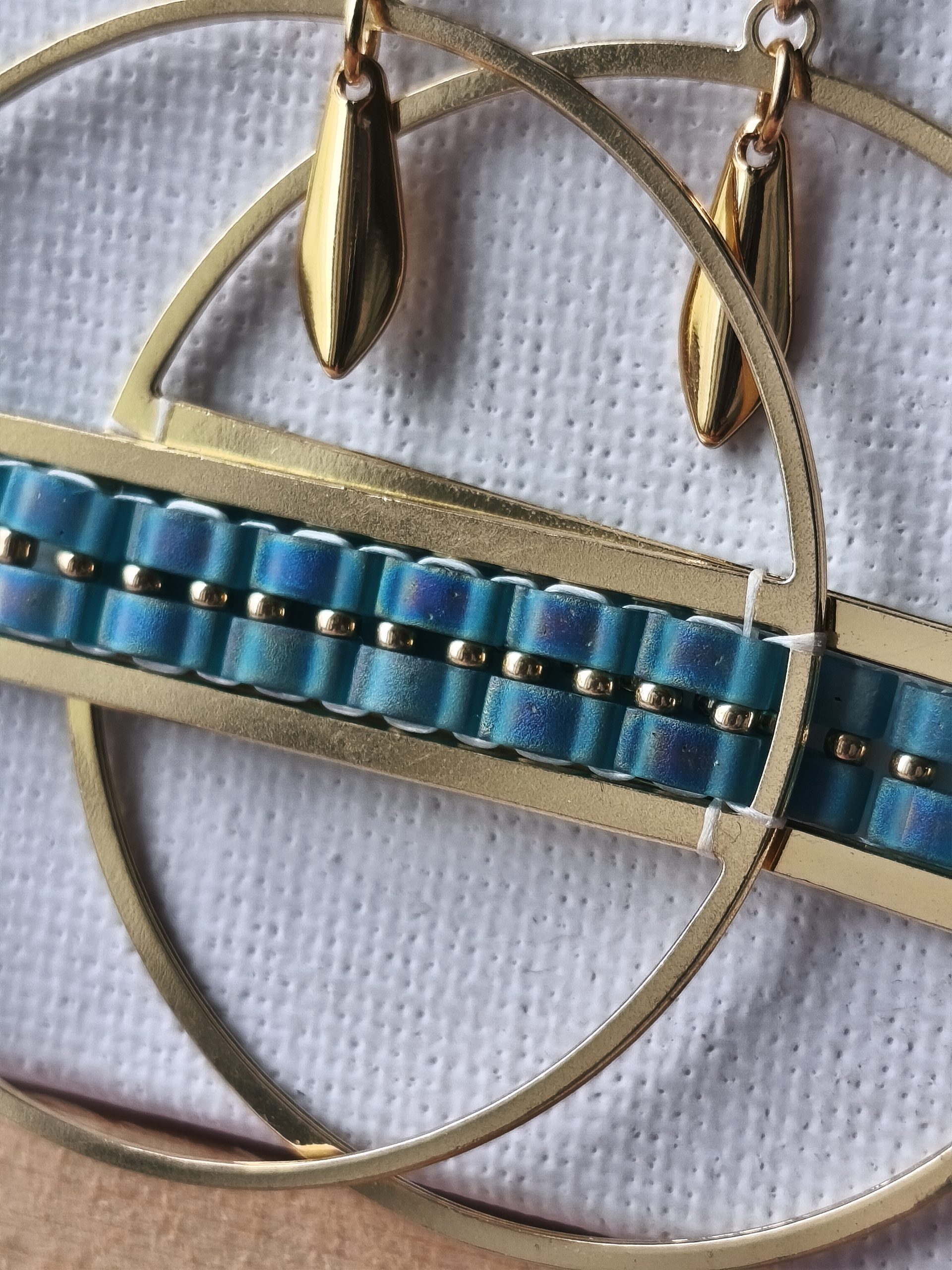 Boucles d'oreilles - Anneau 4,3 cm doré et ligne bleue – Image 2