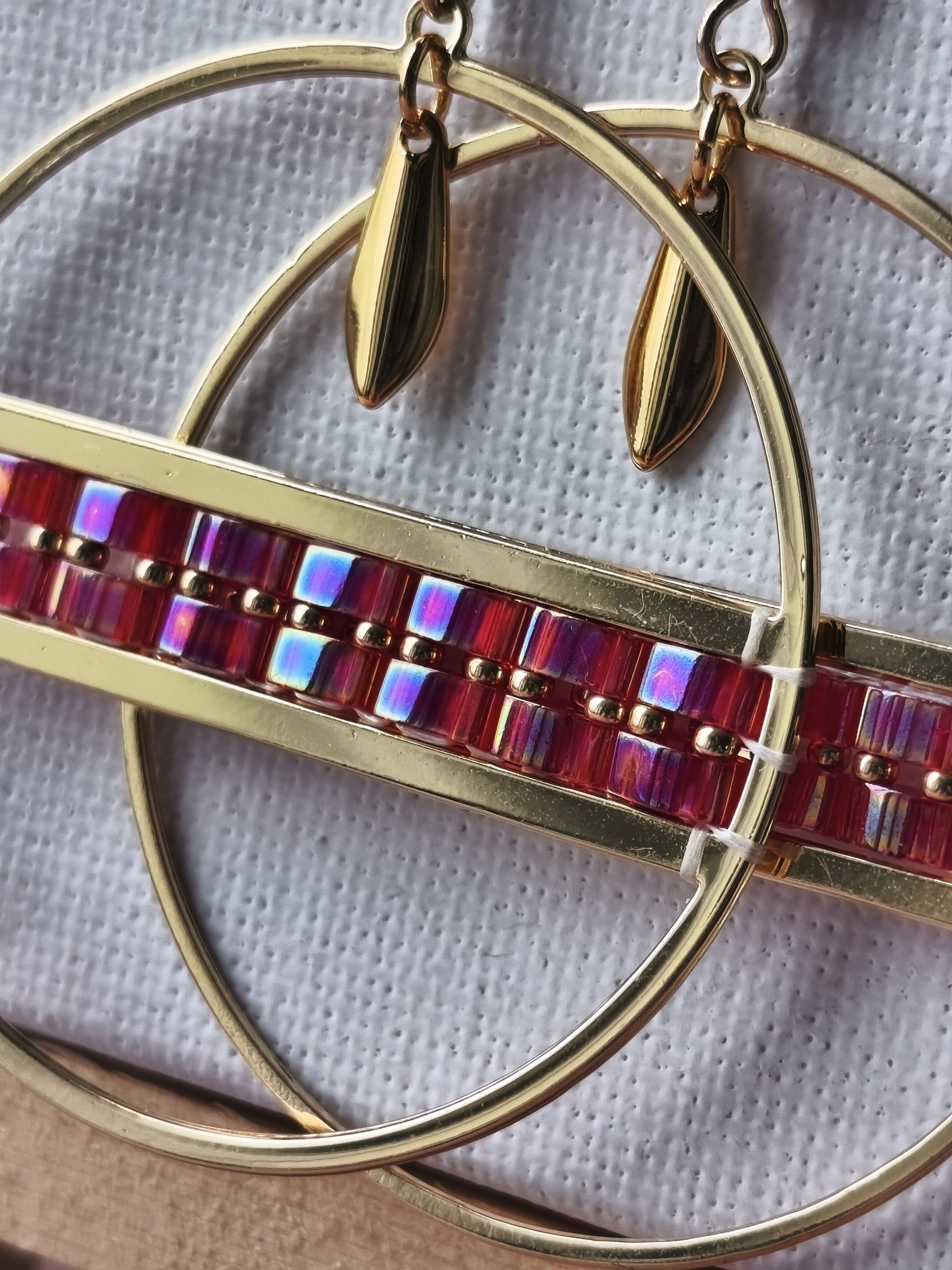 Boucles d'oreilles - Anneau 4,3 cm doré et ligne rouge – Image 2