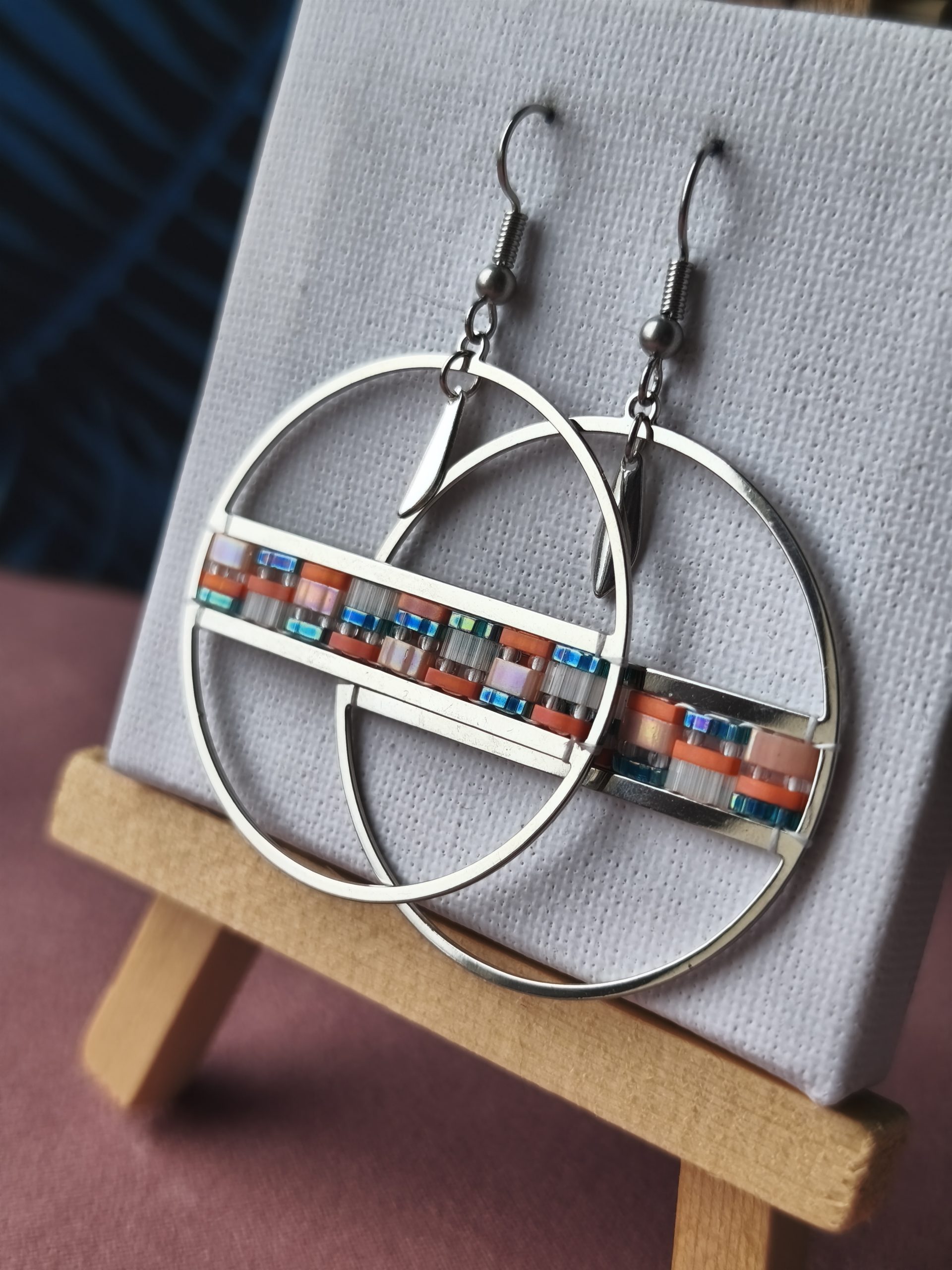 Boucles d'oreilles - Anneau 4,3 cm argenté, ligne orangée et bleue – Image 2