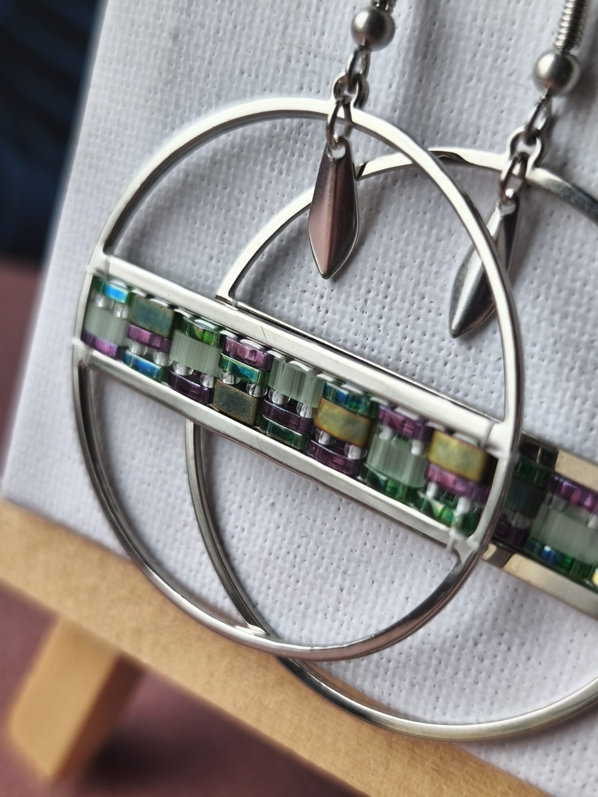 Boucles d'oreilles - Anneau 4,3 cm argenté, ligne vert et violet – Image 2
