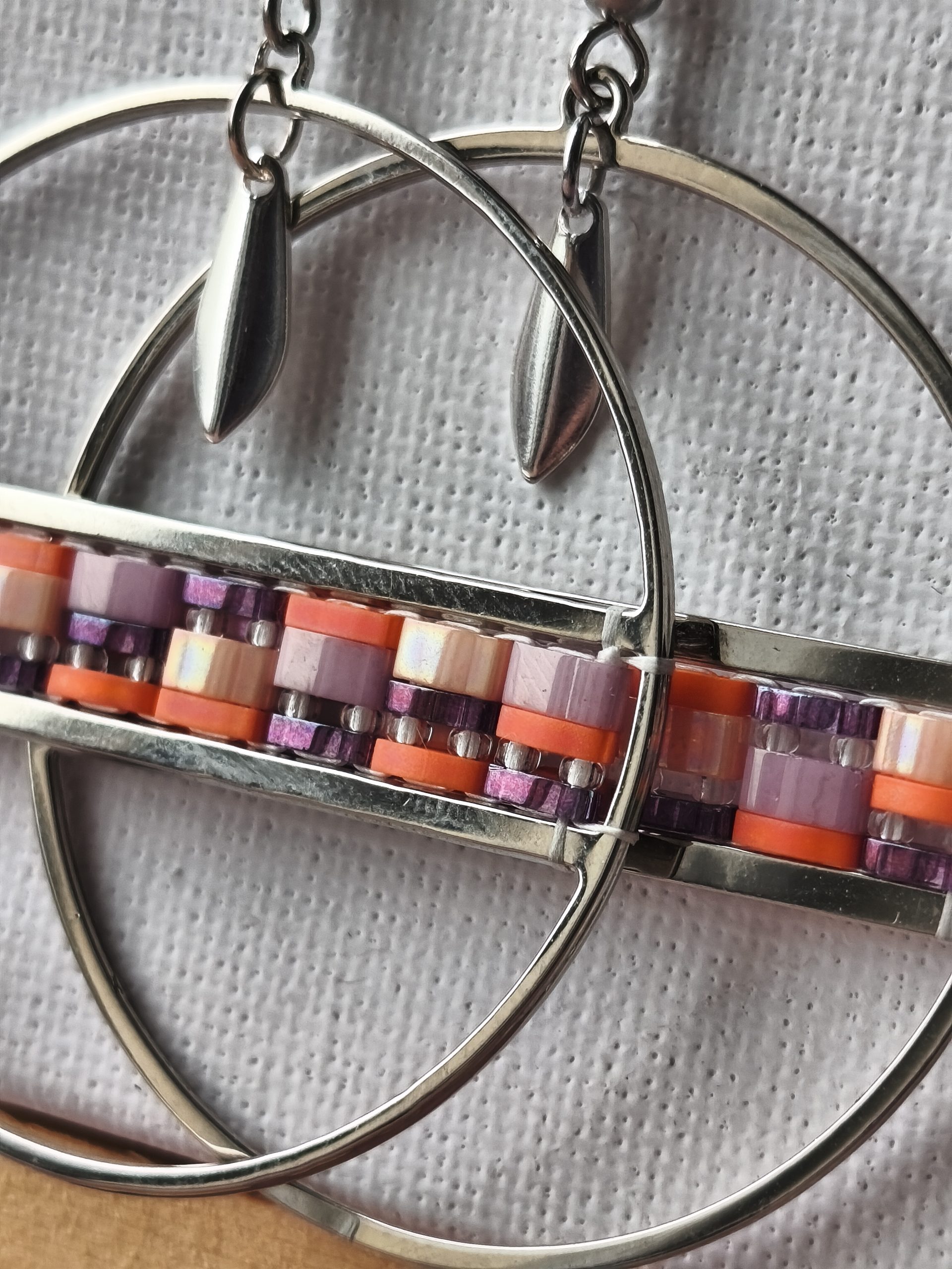 Boucles d'oreilles - Anneau 4,3 cm argenté, ligne orange et violet – Image 2