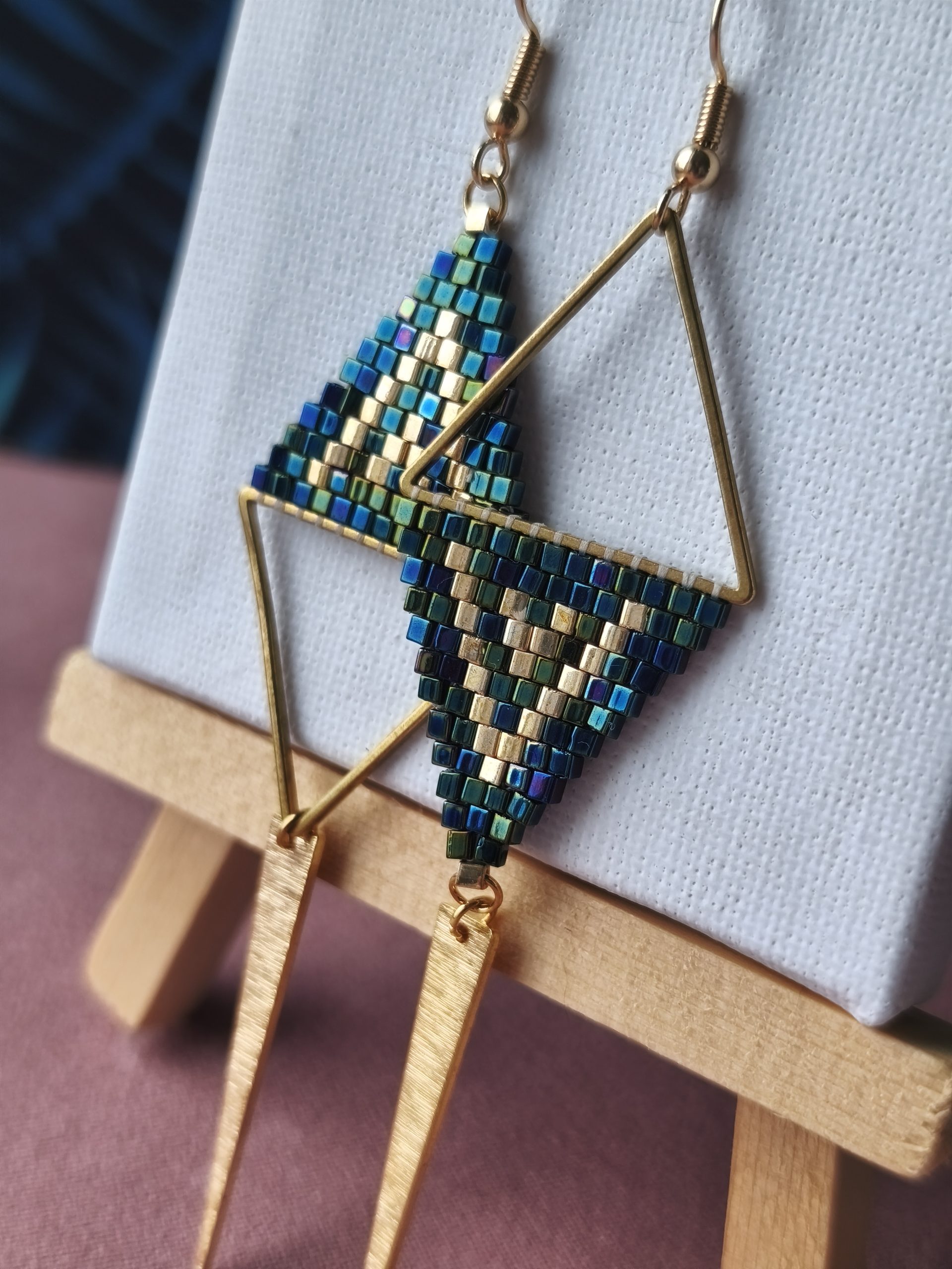 Boucles d'oreilles - Anneau triangle asymétrique Bleu brillant et doré – Image 2