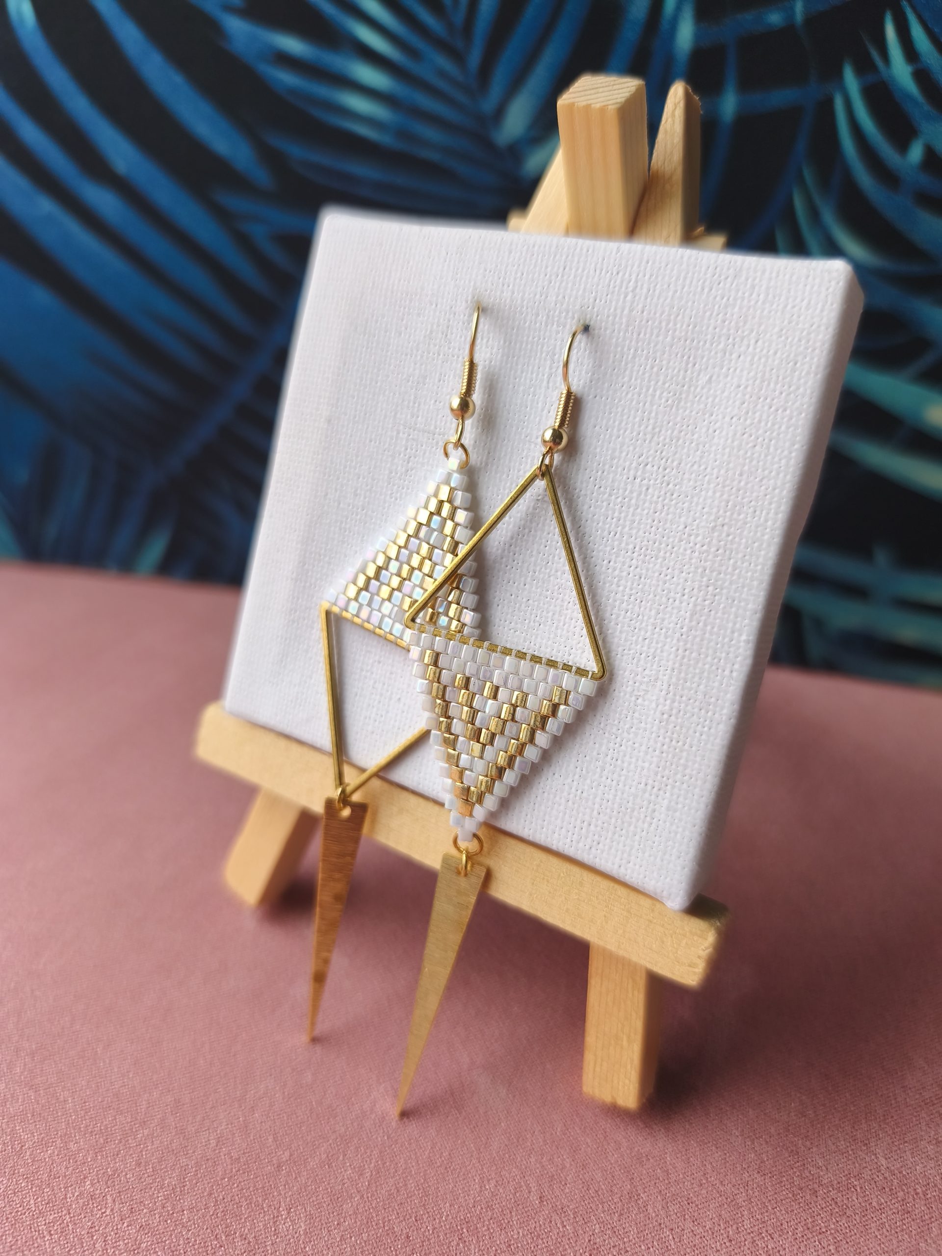Boucles d'oreilles - Anneau triangle asymétrique blanc irisé et doré
