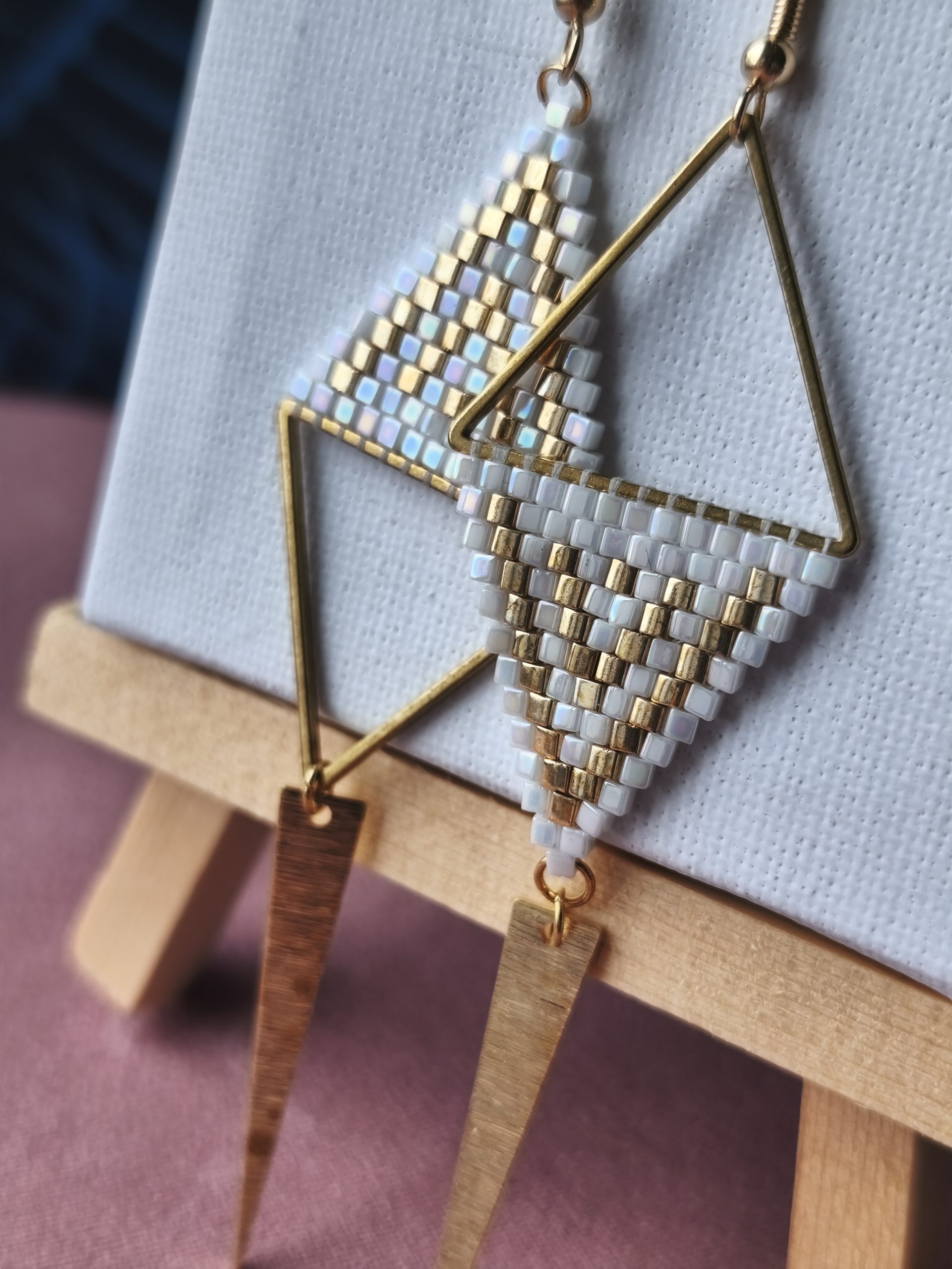 Boucles d'oreilles - Anneau triangle asymétrique blanc irisé et doré – Image 2