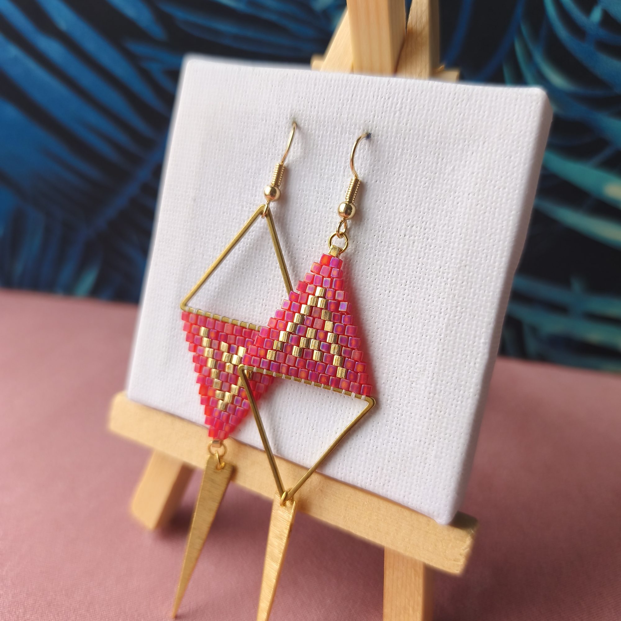 Boucles d'oreilles - Anneau triangle asymétrique rouge irisé et doré