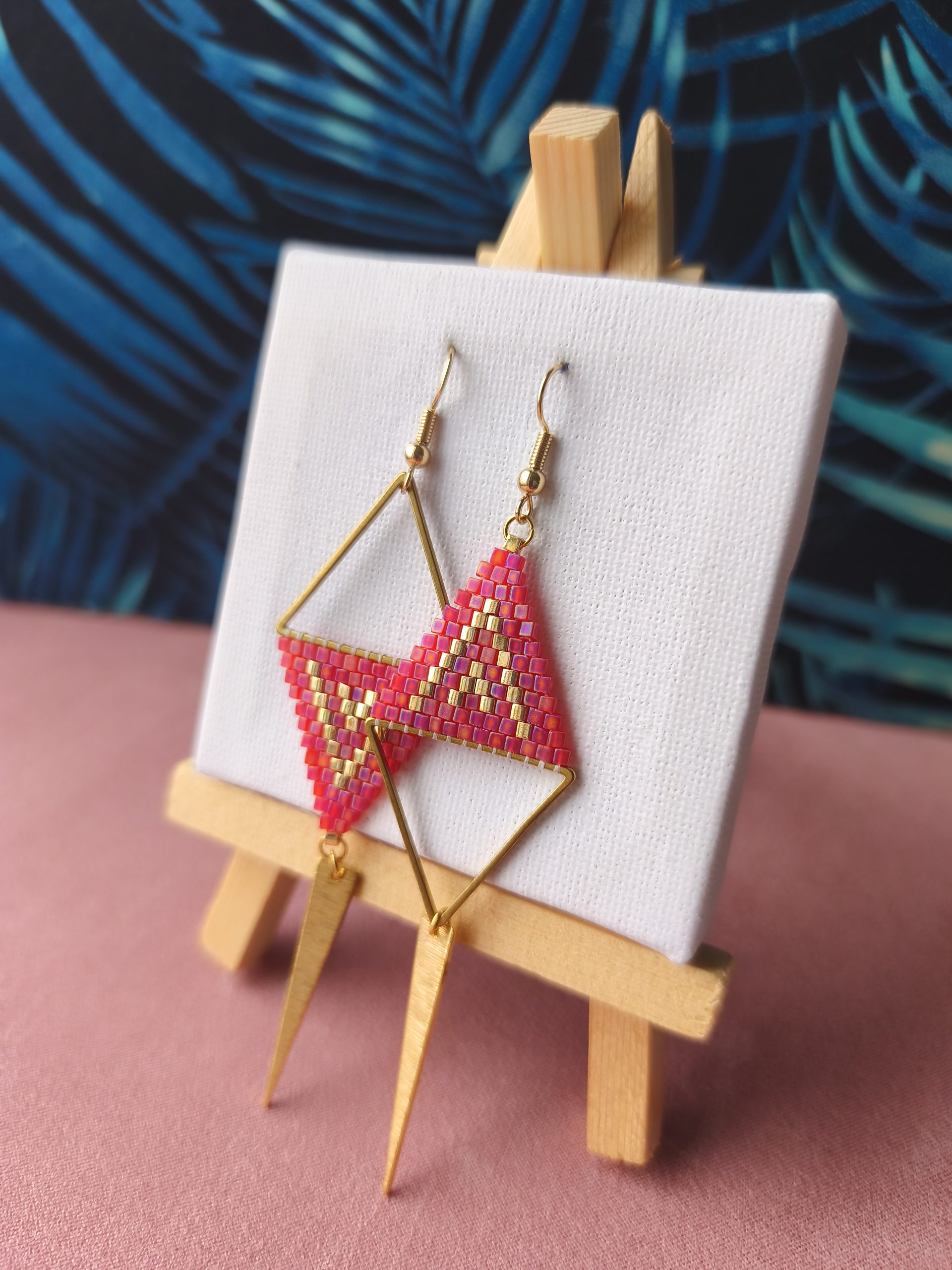 Boucles d'oreilles - Anneau triangle asymétrique rouge irisé et doré