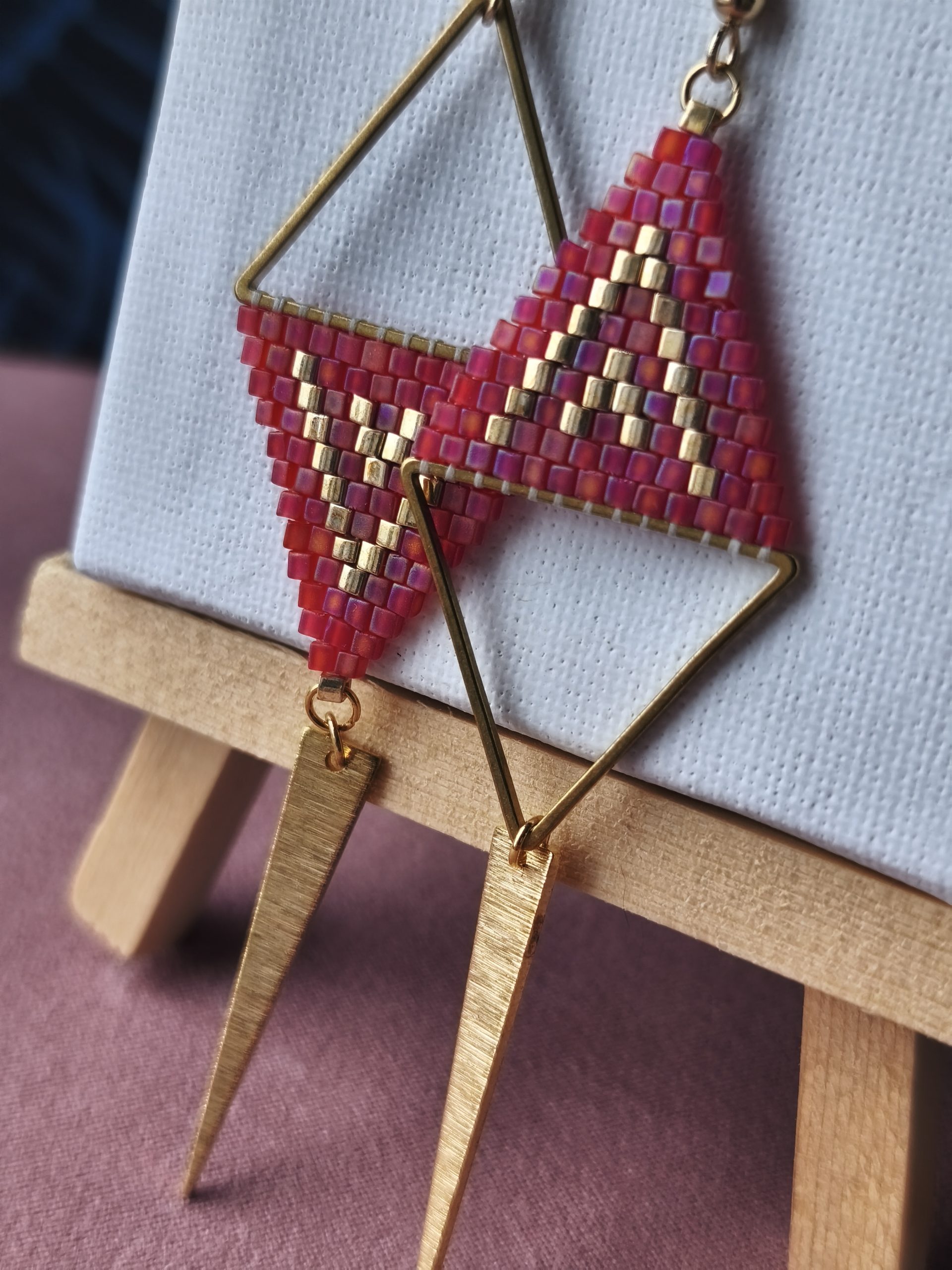 Boucles d'oreilles - Anneau triangle asymétrique rouge irisé et doré – Image 2