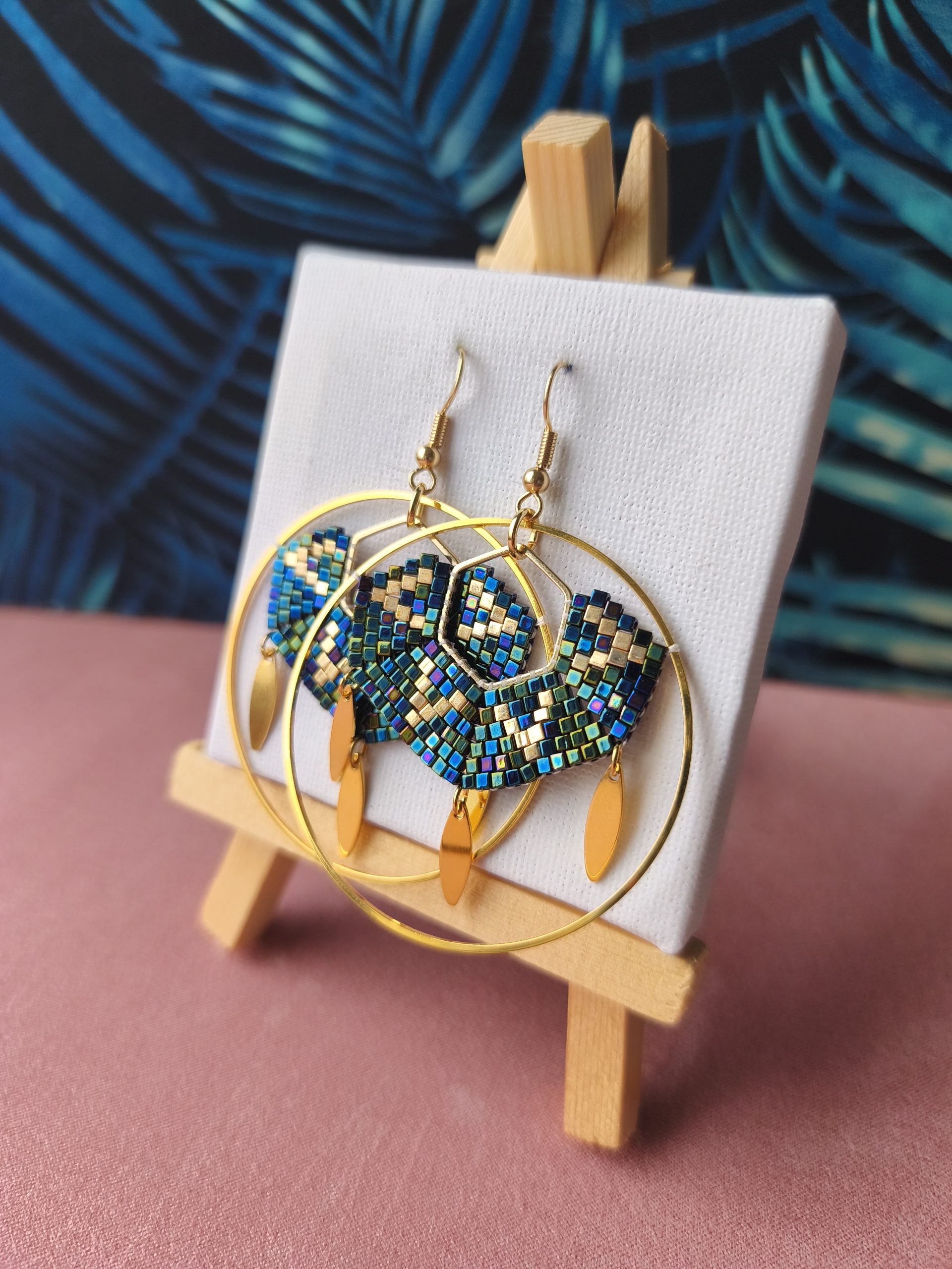 Boucles d’oreilles – Rond 5cm avec Hexagone bleu brillant irisé