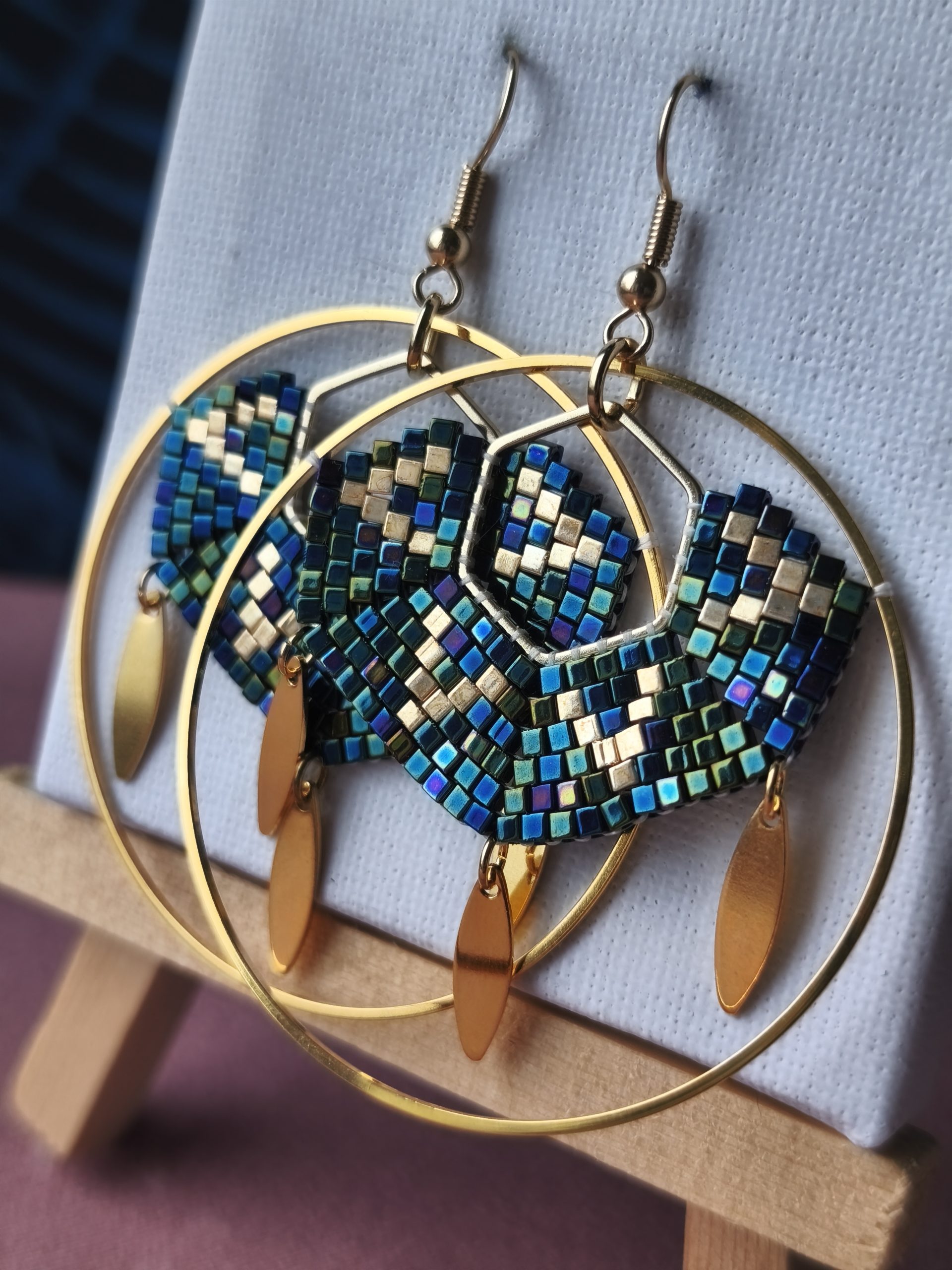Boucles d’oreilles – Rond 5cm avec Hexagone bleu brillant irisé – Image 2
