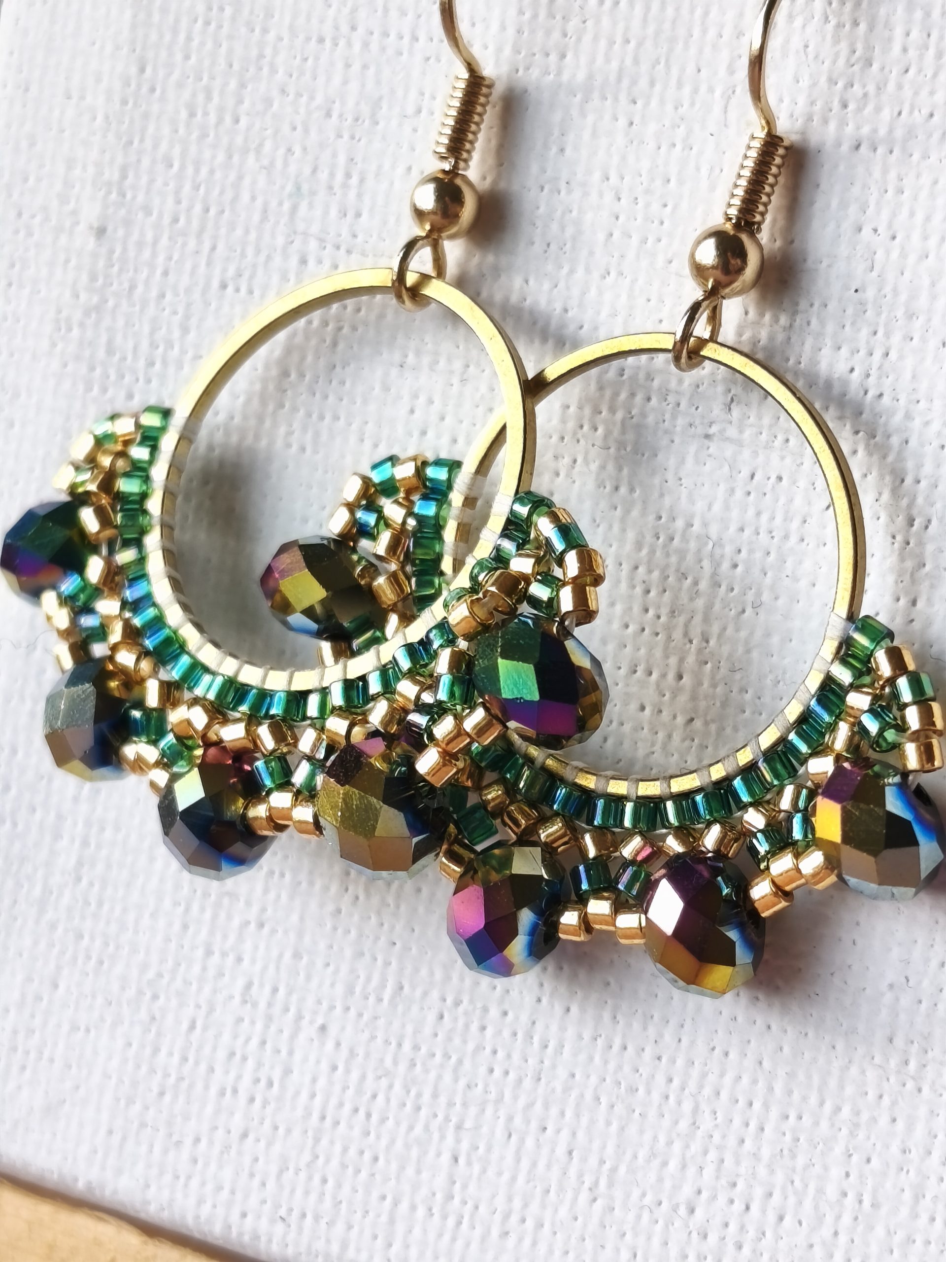 Boucles d’oreilles – Anneau 2cm doré et vert irisé – Image 2