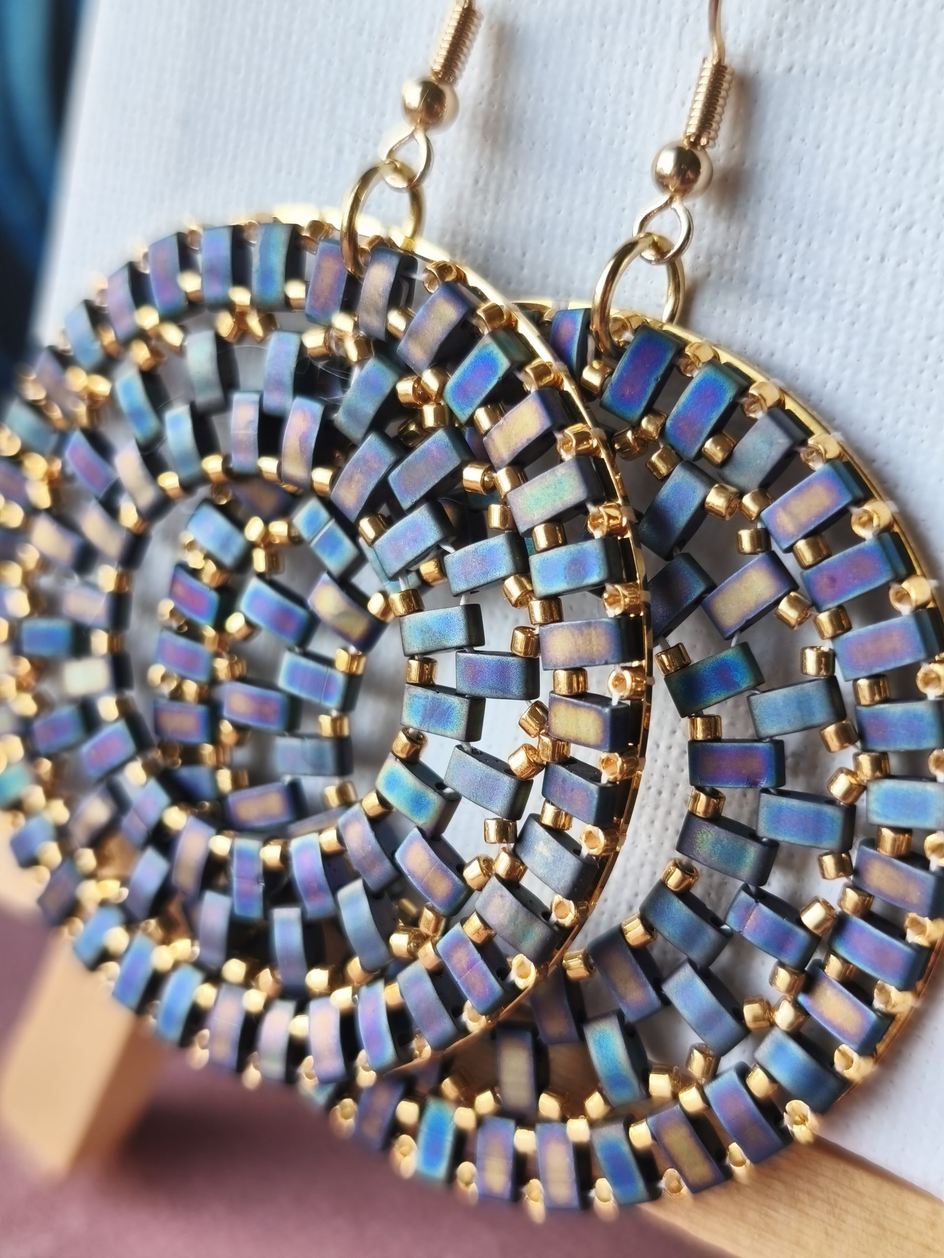 Boucles d’oreilles – Anneau 5cm bleu violet métallisé givré – Image 2