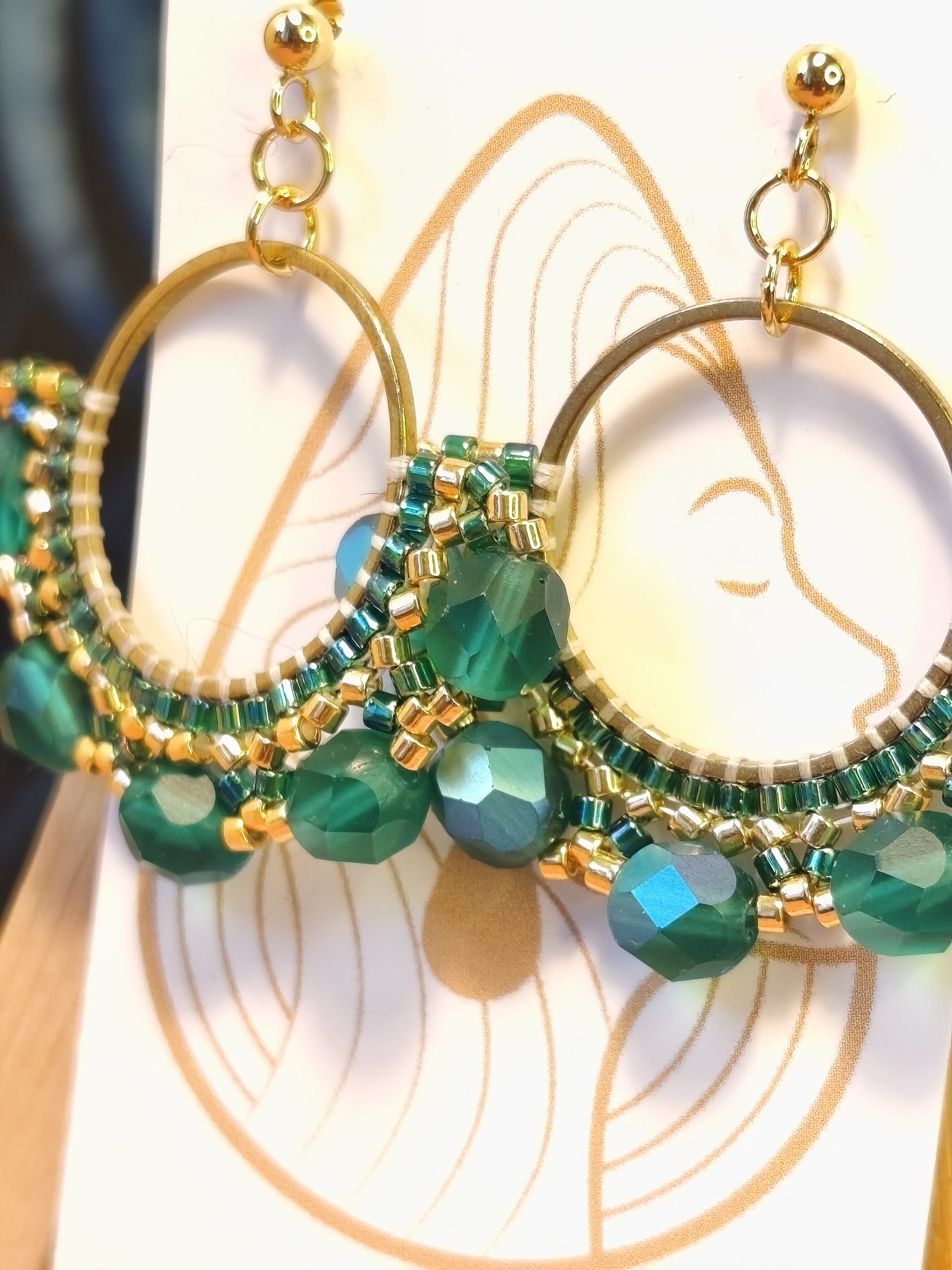 Boucles d’oreilles – Anneau 2cm doré et vert émeraude – Image 2