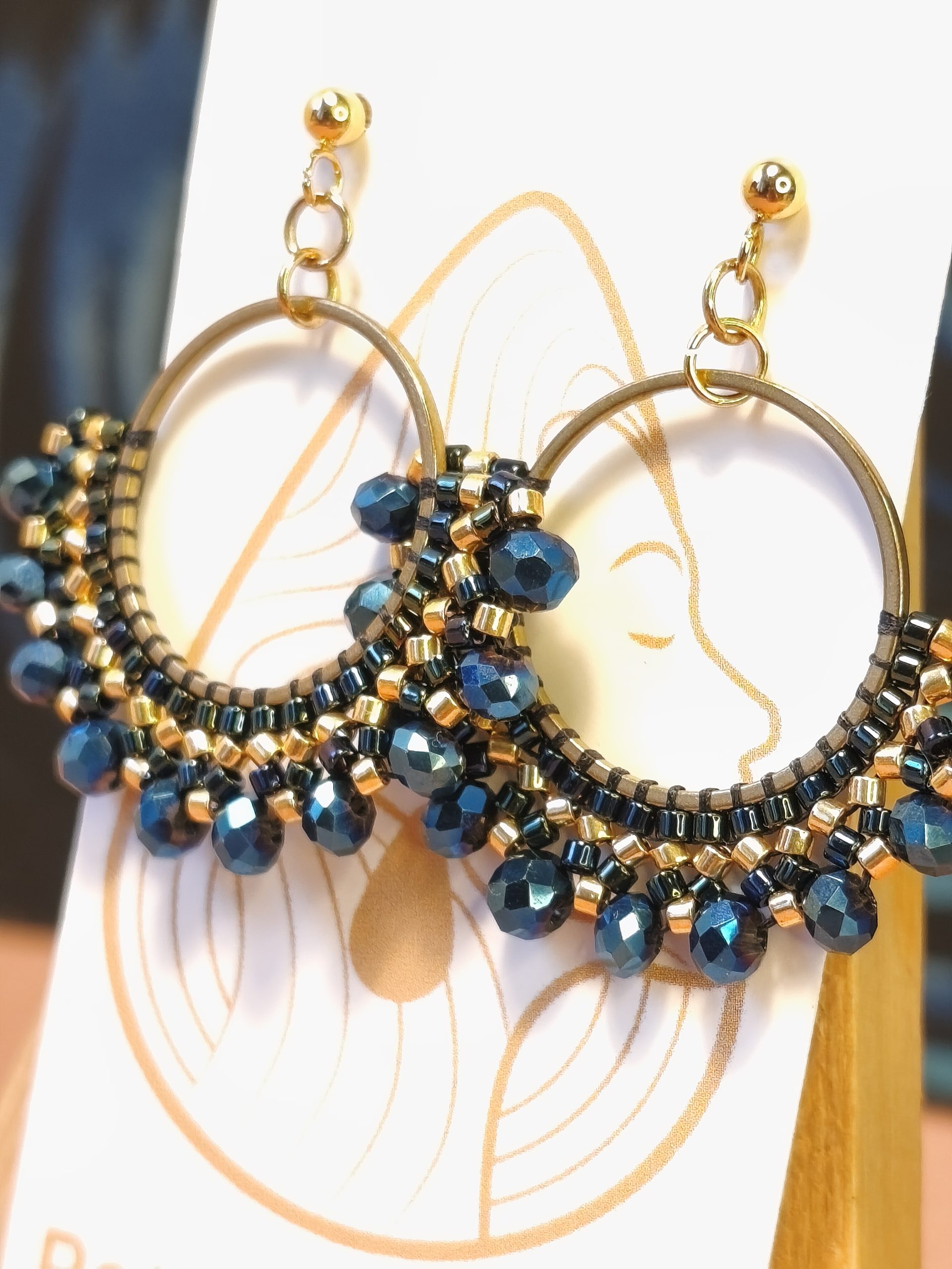 Boucles d’oreilles – Anneau 2cm doré et bleu foncé – Image 2
