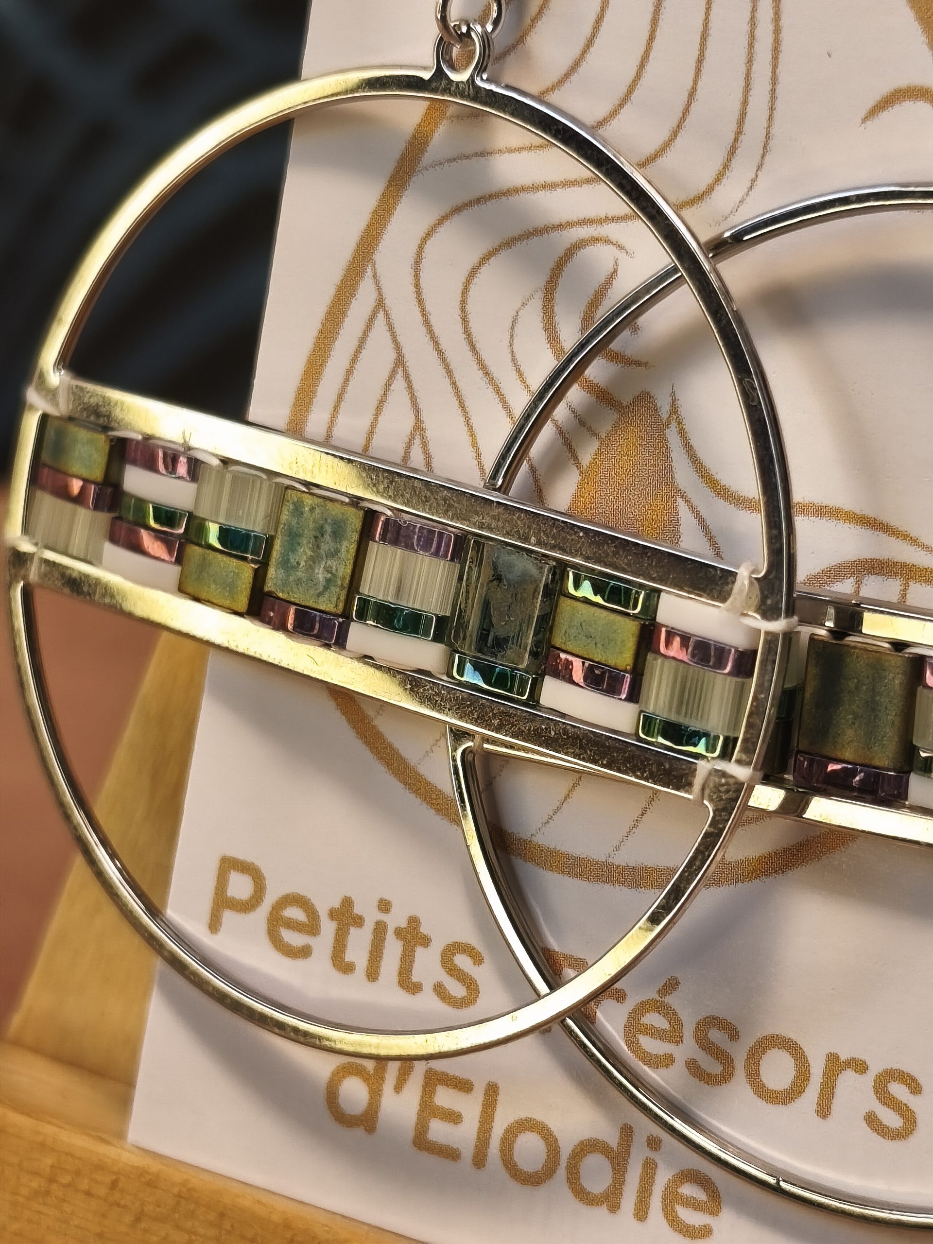 Boucles d'oreilles - Anneau 4,3 cm argenté, ligne vert et violet – Image 2