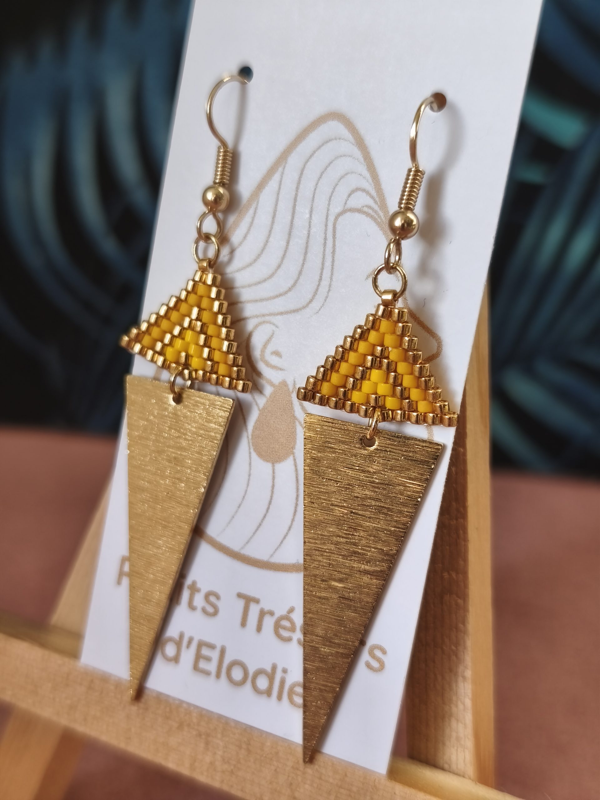 Boucles d'oreilles - Mini triangle tissage jaune – Image 2