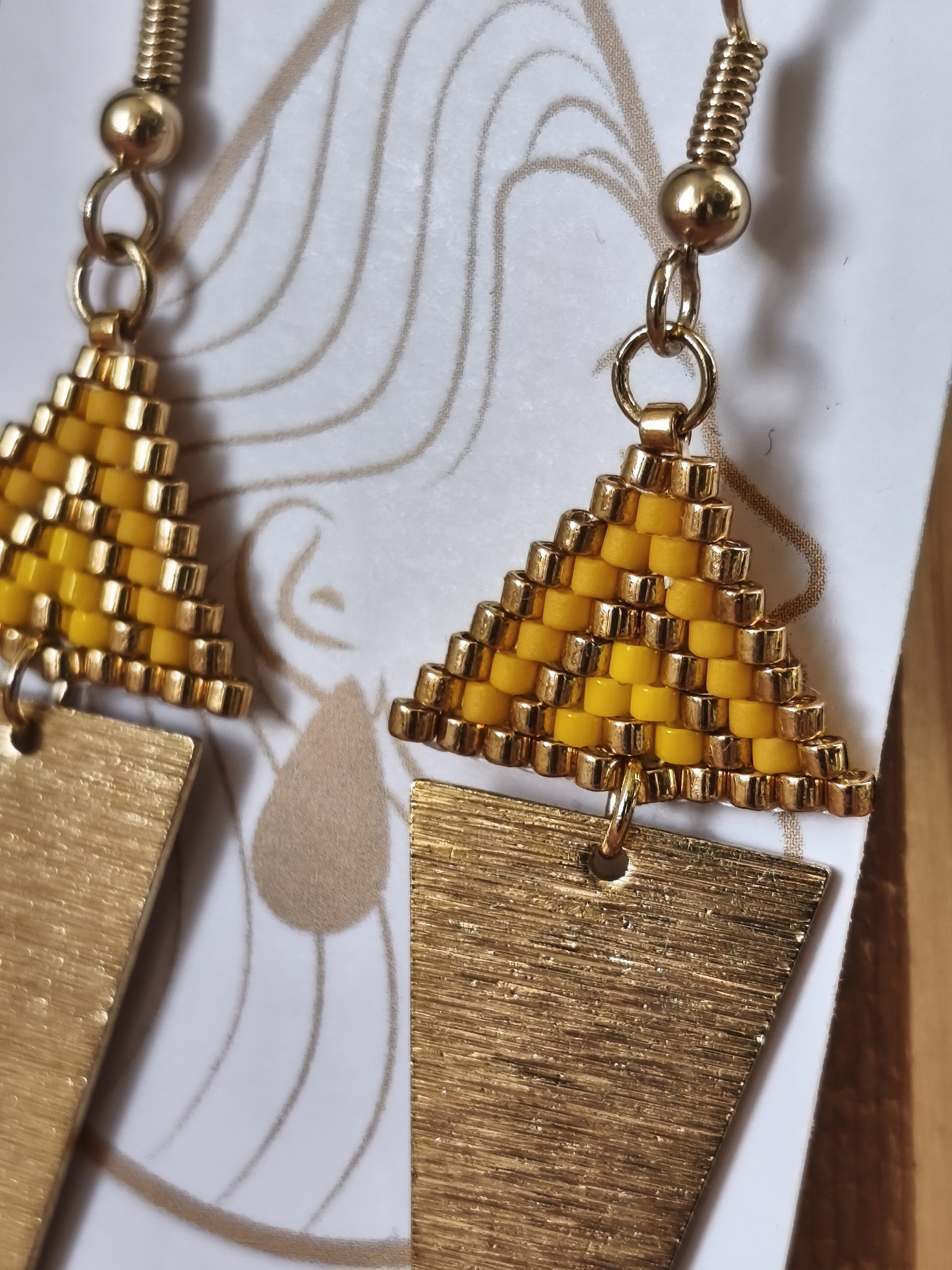 Boucles d'oreilles - Mini triangle tissage jaune – Image 3
