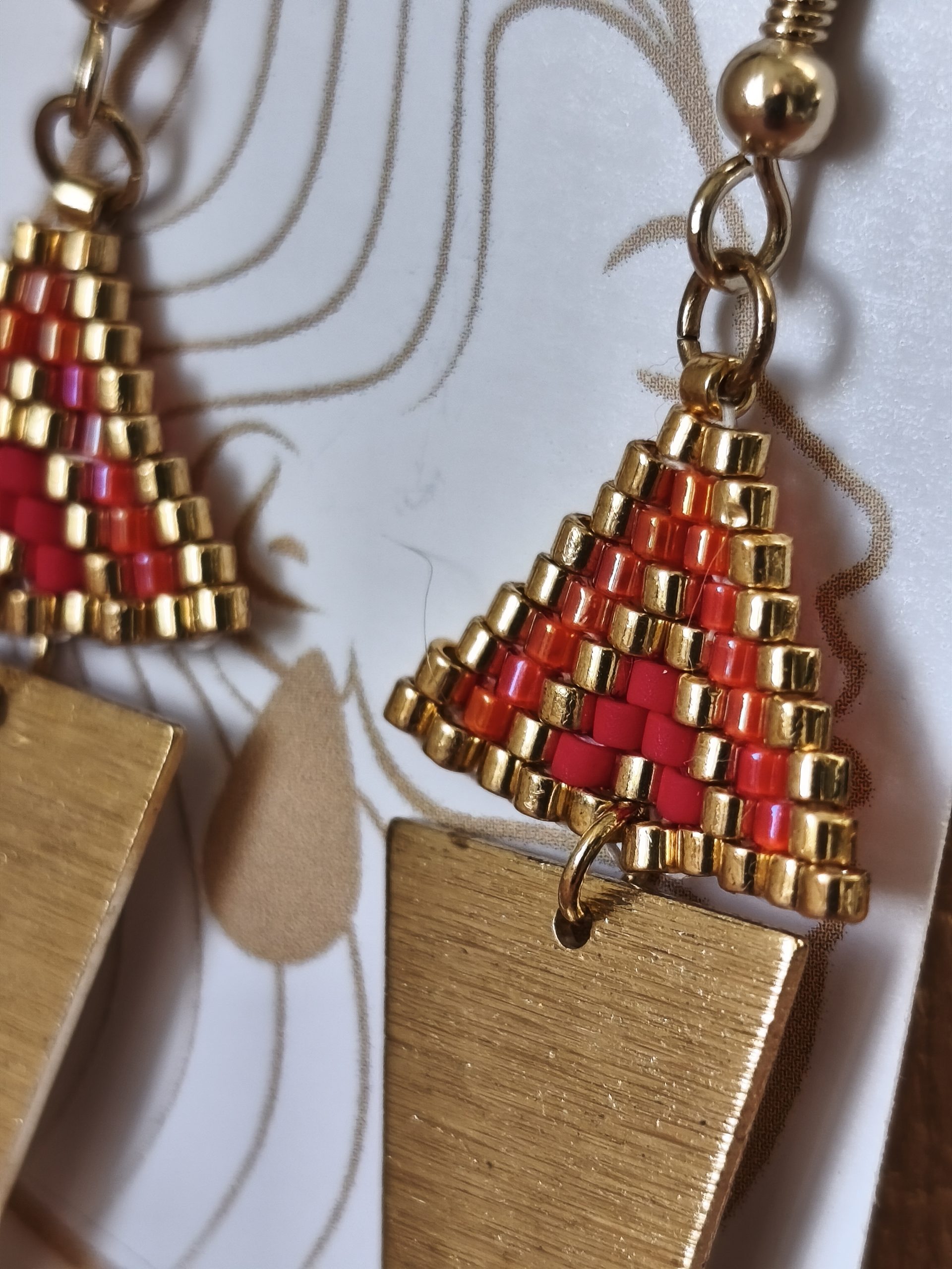 Boucles d'oreilles - Mini triangle tissage rouge – Image 3